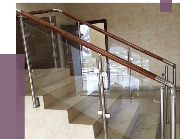 Комбинированные перила из металла и дерева в Химках