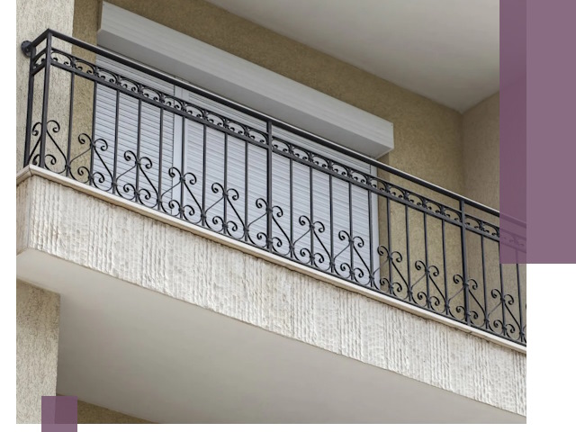 Балконные ограждения из металла и стекла в Химках для домов